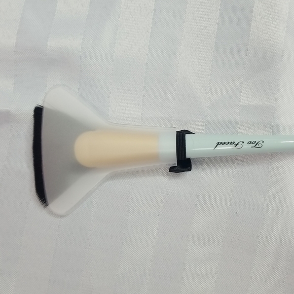 TOO FACED MR CHISELED CONTOUR BRUSH - Picture 2 of 5